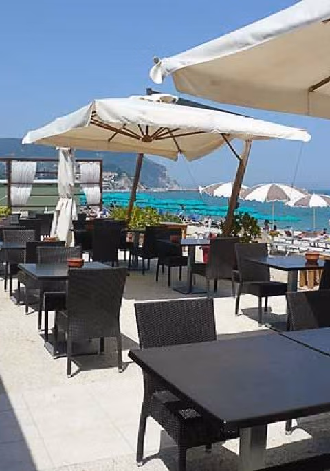 20. Les Parasols