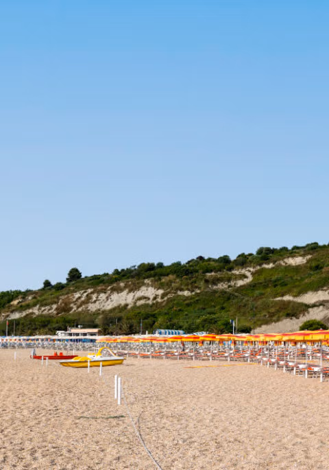 Foto des Numana Strandes nahe dem Hafen