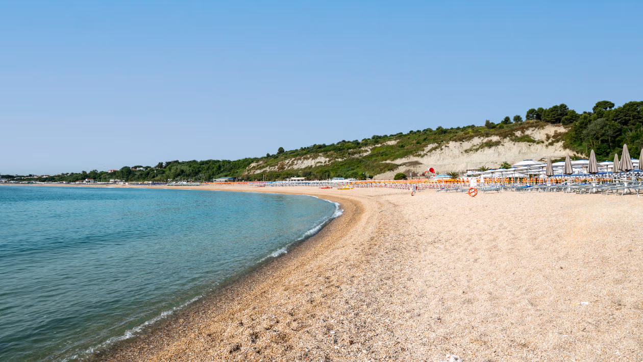  Lungomare e spiaggia di Numana Bassa