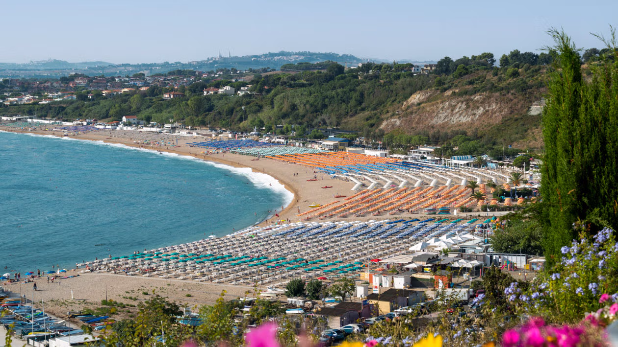  Lungomare e spiaggia di Numana Bassa