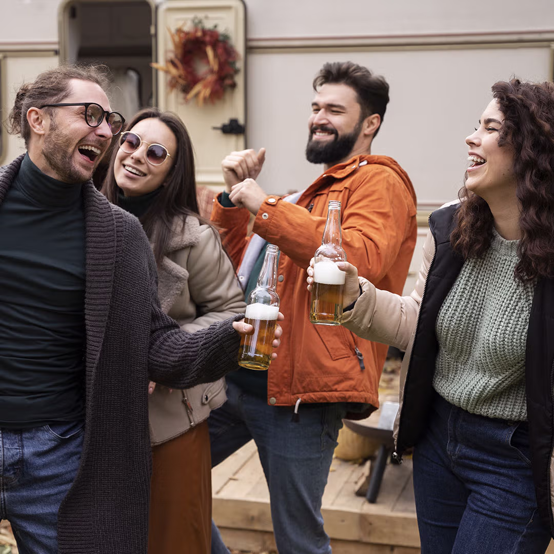 Ragazzi che effettuano un aperitivo in vigna